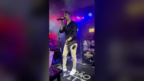 João Vittor em show com a banda